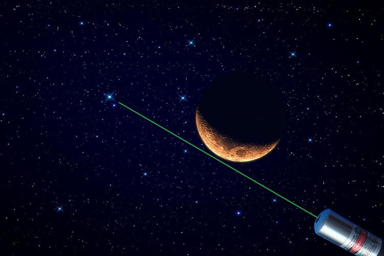 TecnoServicios - Puntero Láser Verde para Astronomía, se trata de una  herramienta muy eficaz para la astronomía y su enseñanza, ya que proyecta  en el cielo nocturno una línea verde que parece